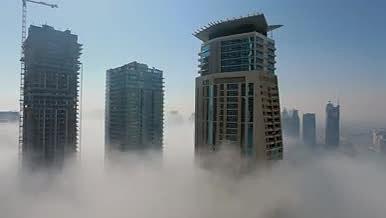 4K延时拍摄云雾中的城市视频的预览图